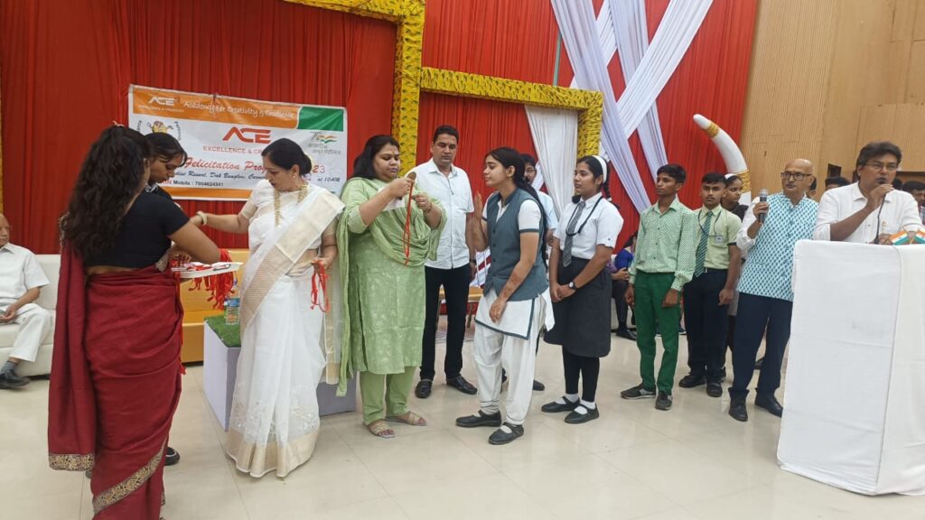 Hazaribag: 10वीं और 12वीं के टॉपर्स को किया गया सम्मानित