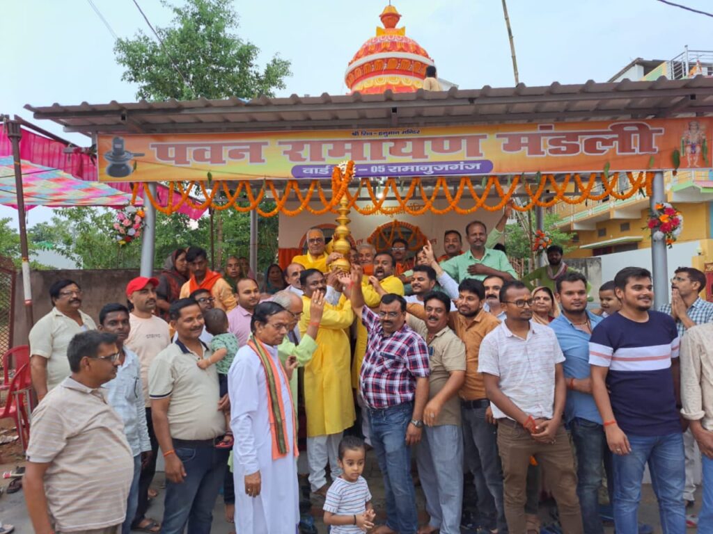 Balrampur: गुंबज निर्माण के बाद शिखर स्थापना में उमड़ा भक्तो का जनसैलाब