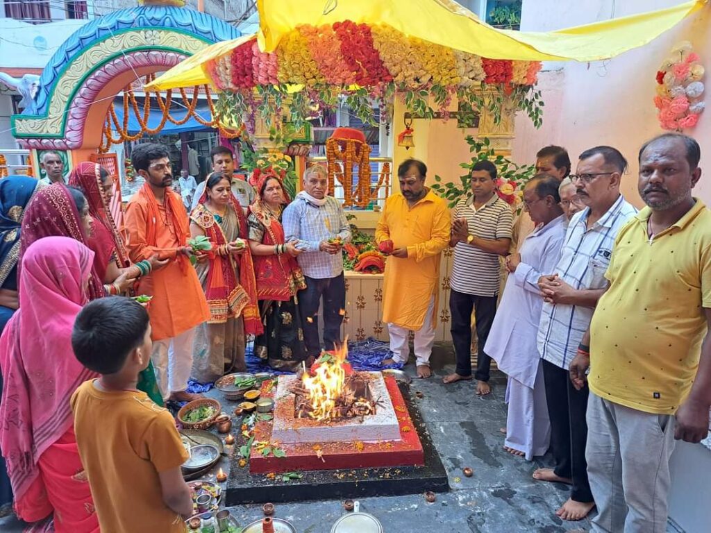 Ramanujganj: मंदिर परिसर की पुनर्निर्माण एवं सौंदर्यीकरण के बाद भगवन शिव की नए नर्मदेश्वर स्वरूप की प्राण प्रतिष्ठा, भव्य भंडारे का आयोजन, नगरवासियों ने लिया हिस्सा