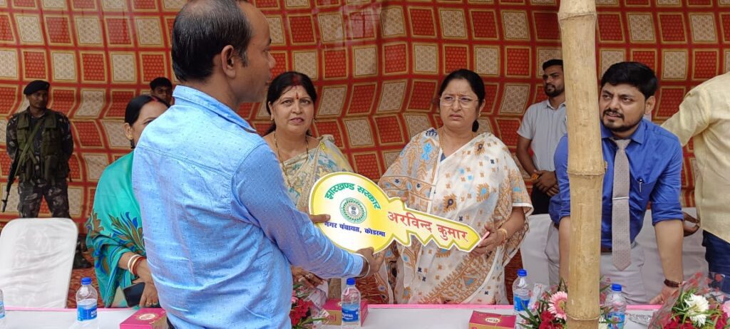 Koderma: नगर पंचायत द्वारा शिलान्यास, उद्घाटन और नवनिर्मित दुकान शेड का वितरण कार्यक्रम आयोजित