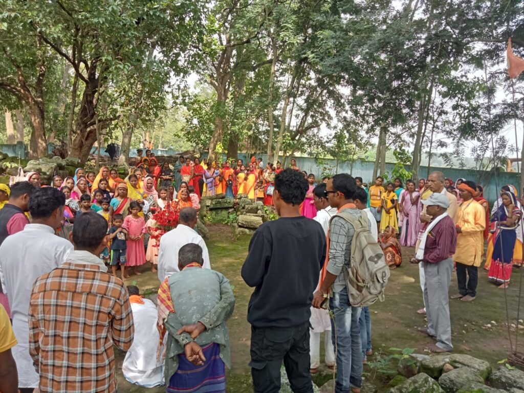 Jashpur: गायब हुए त्रिशूल को किया गया पुनः स्थापित, सैकड़ों की संख्या में जुटे श्रद्धालु