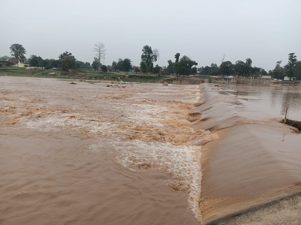 Ramanujganj: जीवनदायिनी कन्हर नदी में अचानक आया पानी, पांच लोगों ने भागकर बचाई अपनी जान