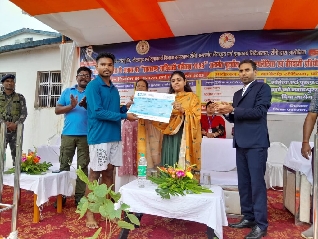 Koderma: विश्व आदिवासी दिवस के अवसर पर तीरंदाजी व एथेलिट प्रतियोगिता का उपायुक्त ने किया शुभारंभ