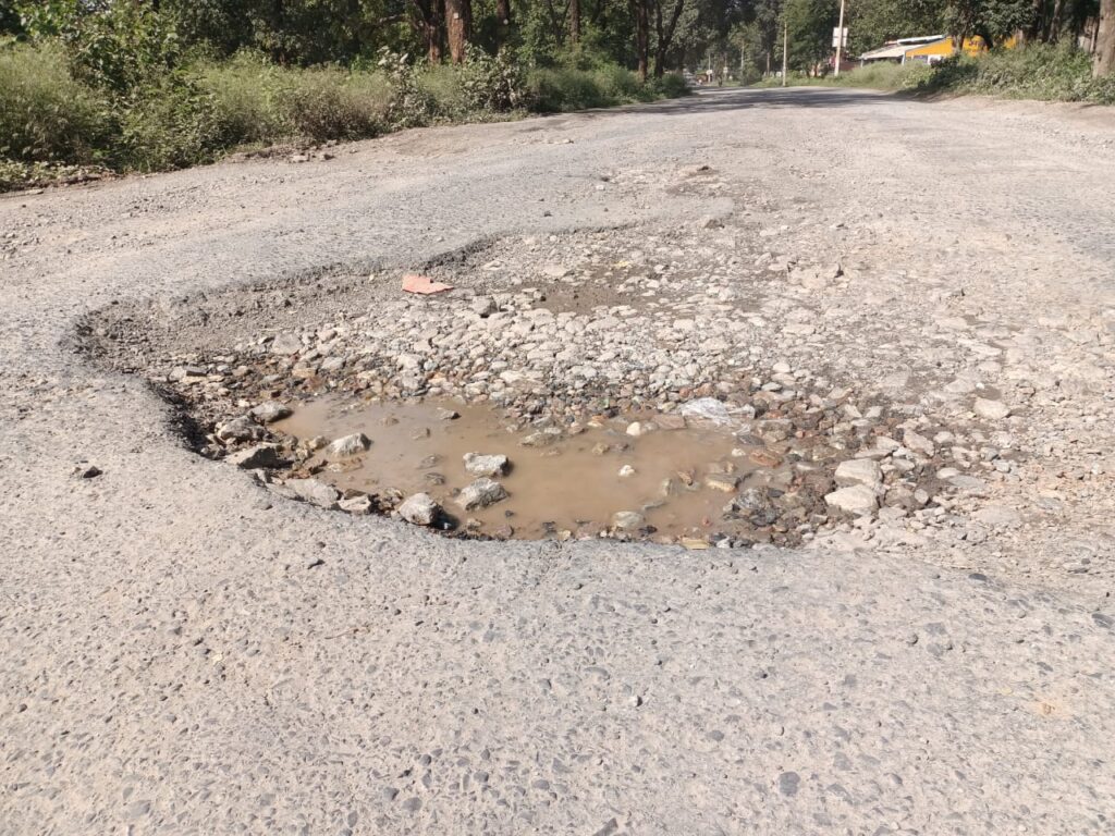 राष्ट्रीय राजमार्ग 343 पर बने गड्ढे में जमा हुआ बारिश का पानी, जिम्मेदार अधिकारियों की लापरवाही के कारण बनी रहती है दुर्घटना की आशंका