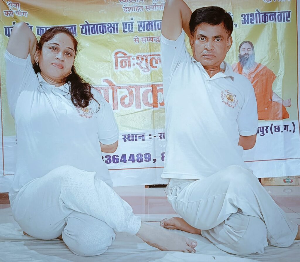 Ramanujganj: नगर के प्राचीन राम मंदिर में 21वें दिन भी जारी रहा निशुल्क योग शिविर, महिलाएं भी हो रही शामिल