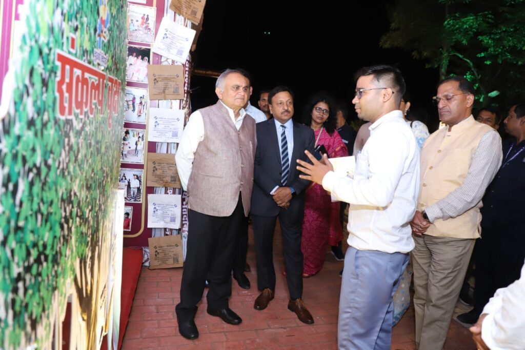 रायपुर में मतदाता महोत्सव प्रदर्शनी: जिले का नवाचार संकल्प वृक्ष रहा आकर्षक का केंद्र