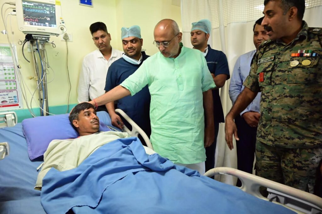 राज्यपाल मेडिका अस्पताल में आईईडी ब्लास्ट में घायल इंस्पेक्टर से मिले