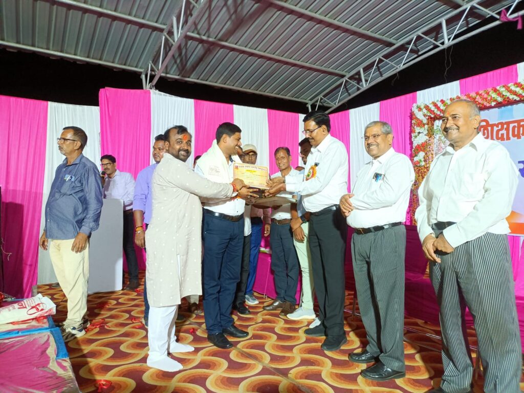 शिक्षक दिवस के अवसर पर अध्यापकों को किया गया सम्मानित