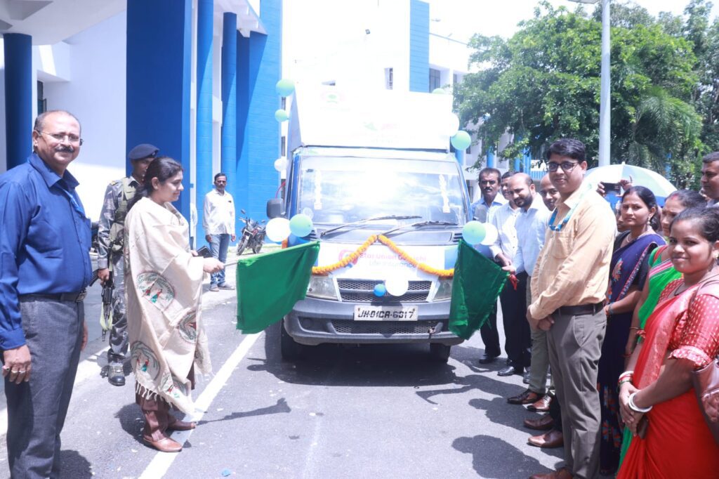 Koderma: बीमा जागरूकता अभियान रथ को हरी झंडी दिखाकर रवाना किया गया