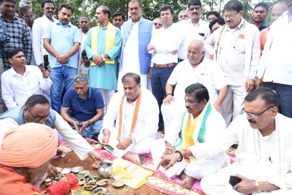 एक कार्यक्रम में साथ नजर आए कांग्रेस के दावेदार बृहस्पति सिंह और अजय तिर्की