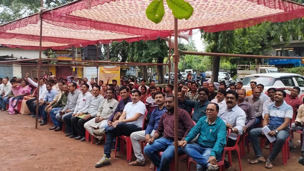 बंद रहे निजी स्कूल,संचालकों ने किया धरना-प्रदर्शन