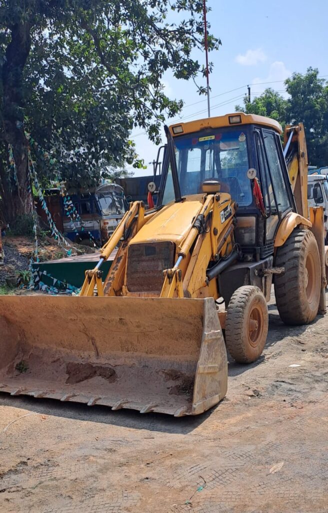 कोडरमा में ढिबरा का उत्खनन करते तीन गिरफ्तार, जेसीबी और ट्रक जब्त