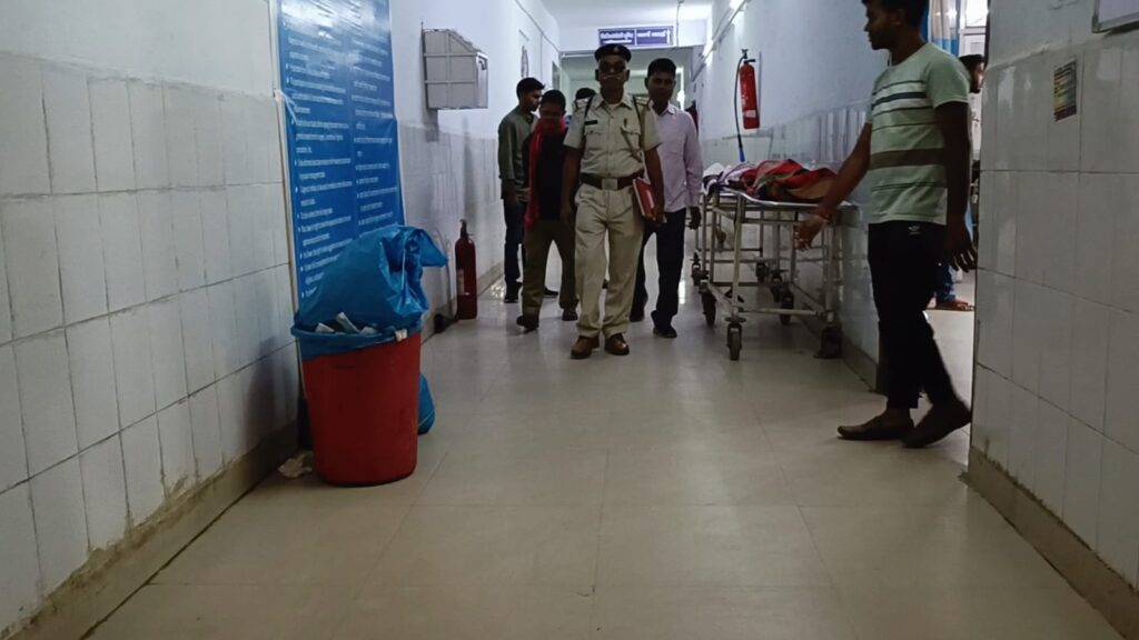 Koderma: बाइक की चपेट में आने से युवक की मौत