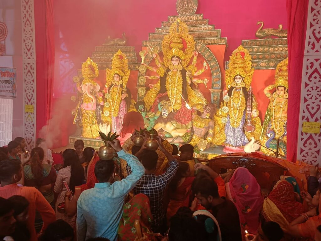 Dumka: पूजा पंडालों के पट खुले, मां के दर्शन को उमड़े भक्त