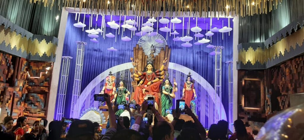 Jharkhand: रांची में दुर्गा पूजा पंडालों में दर्शनार्थियों की लगीं लंबी कतारें
