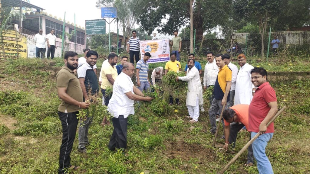 नगर में चला स्वच्छता अभियान, कन्हर नदी के आसपास हुई सफाई