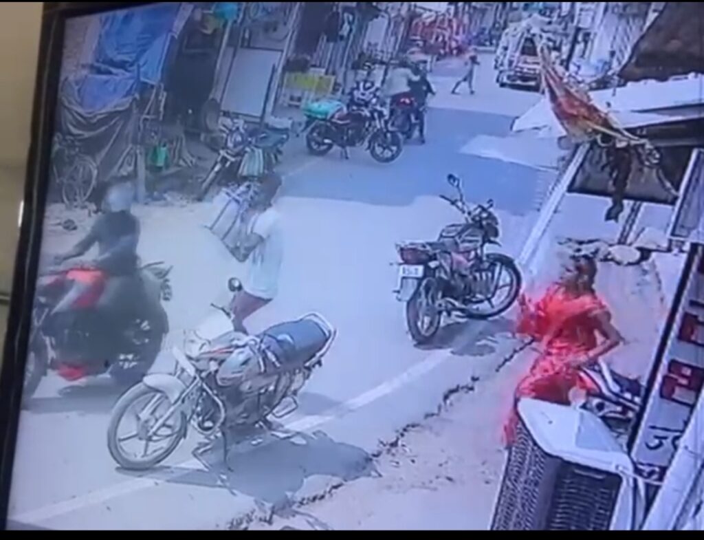 रामानुजगंज में दिन दहाड़े लाखो की लूट, गहनों से भरा बैग लेकर भागे बाइक सवार लुटेरे, करतूत सीसीटीवी में कैद