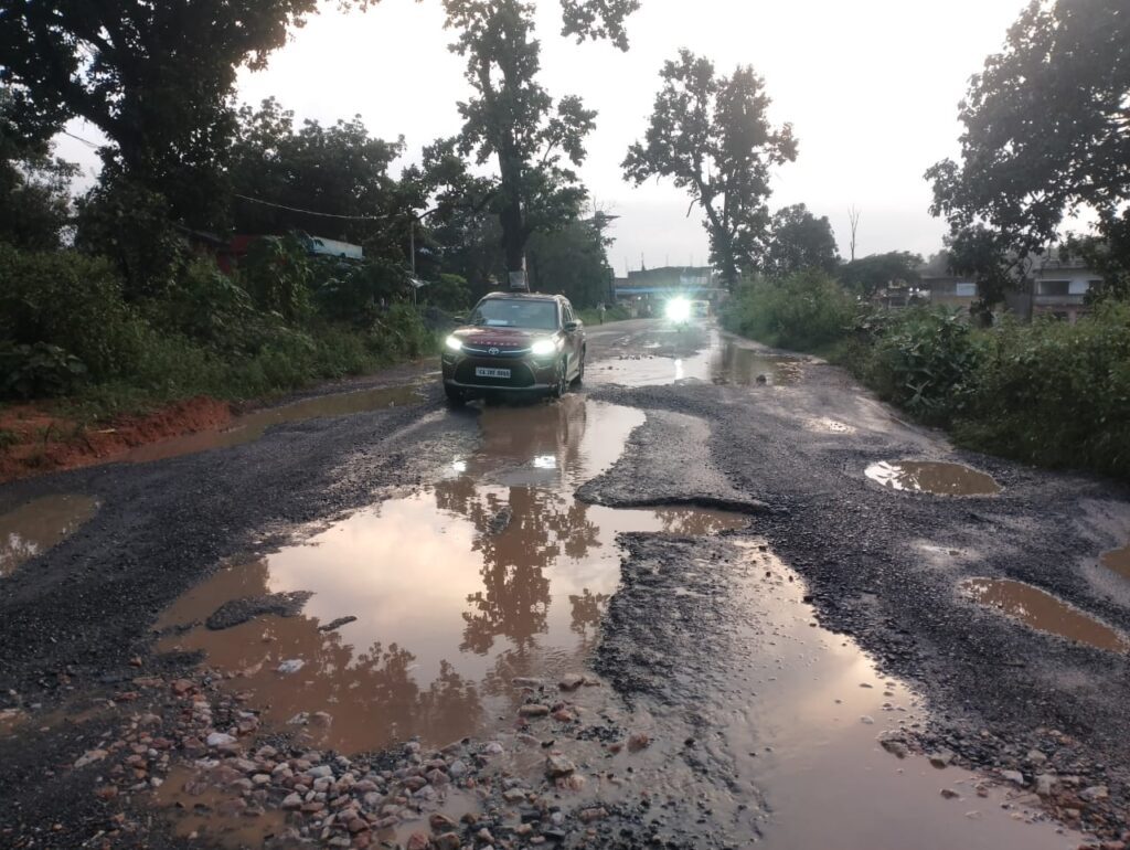 राष्ट्रीय राजमार्ग 343 की हालत जर्जर, गड्ढे दे रहे दुर्घटनाओं को न्यौता
