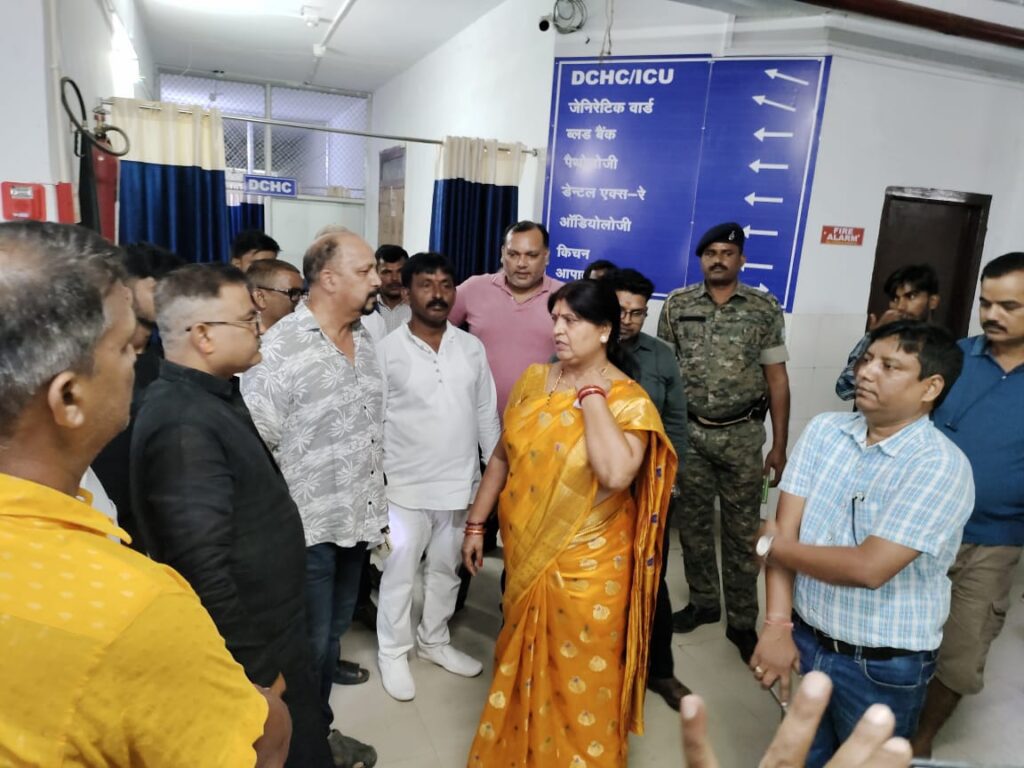 Koderma: फूड प्वाइजनिंग के शिकार मरीजों से मिल विधायक ने जाना हाल चाल