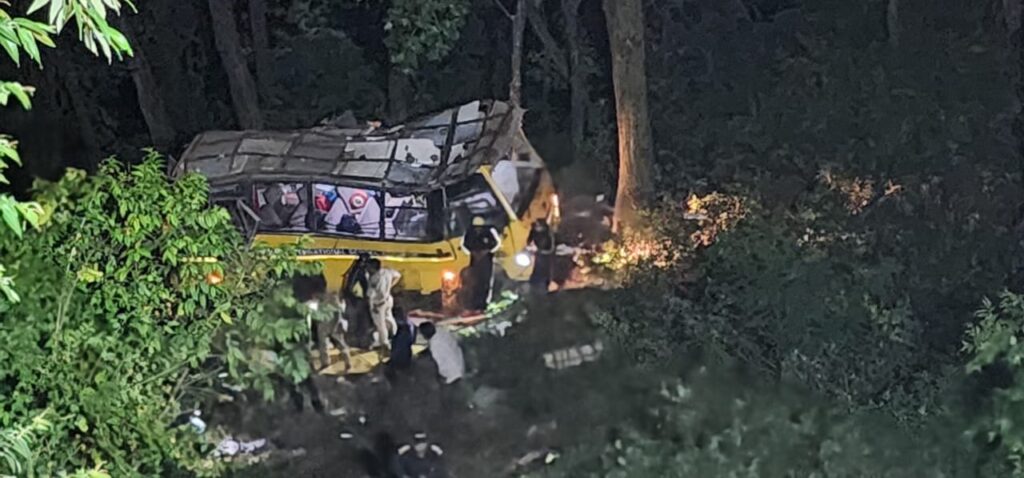नैनीताल में बस खाई में गिरी, सात की मौत, 26 घायल