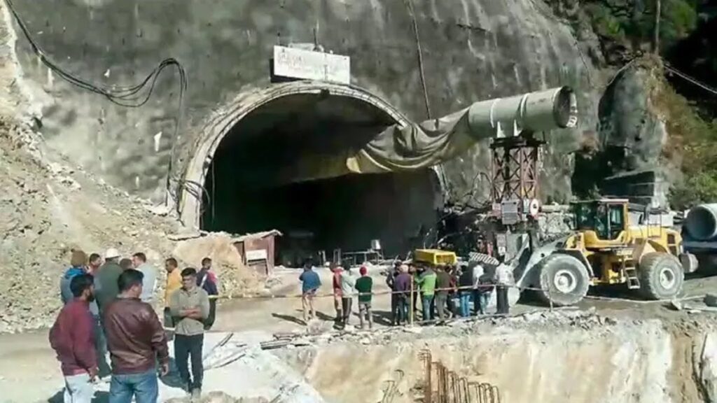Uttarkashi Tunnel Collapse: उत्तरकाशी सुरंग से बाहर निकले गिरिडीह के दो श्रमिक पहुंचे घर, बजे ढोल-नगाड़े, उतारी आरती