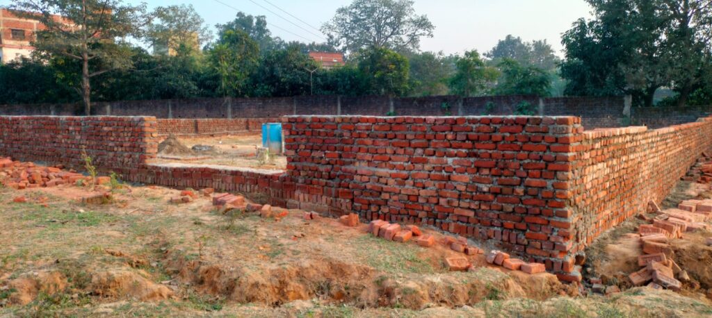 गजब: जिस जमीन पर चल रही 4-एच की सुनवाई, उसपर बन गई बाउंड्री