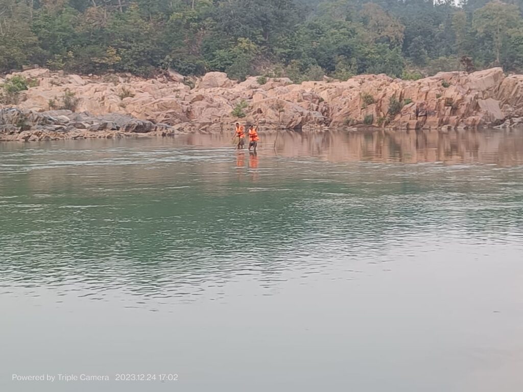 पलटन घाट में नहाने के दौरान डूबा युवक, तलाश में जुटी गोताखोरों की टीम