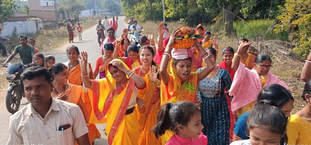 रामानुजगंज के ग्रामीण क्षेत्रों में भगवान श्री राम की प्राण प्रतिष्ठा के अक्षत कलश के साथ निकाली गई शोभायात्रा