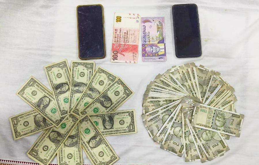 डॉलर के बदले भारतीय नोट मांगकर ठगी, दिल्ली के पति-पत्नी गिरफ्तार