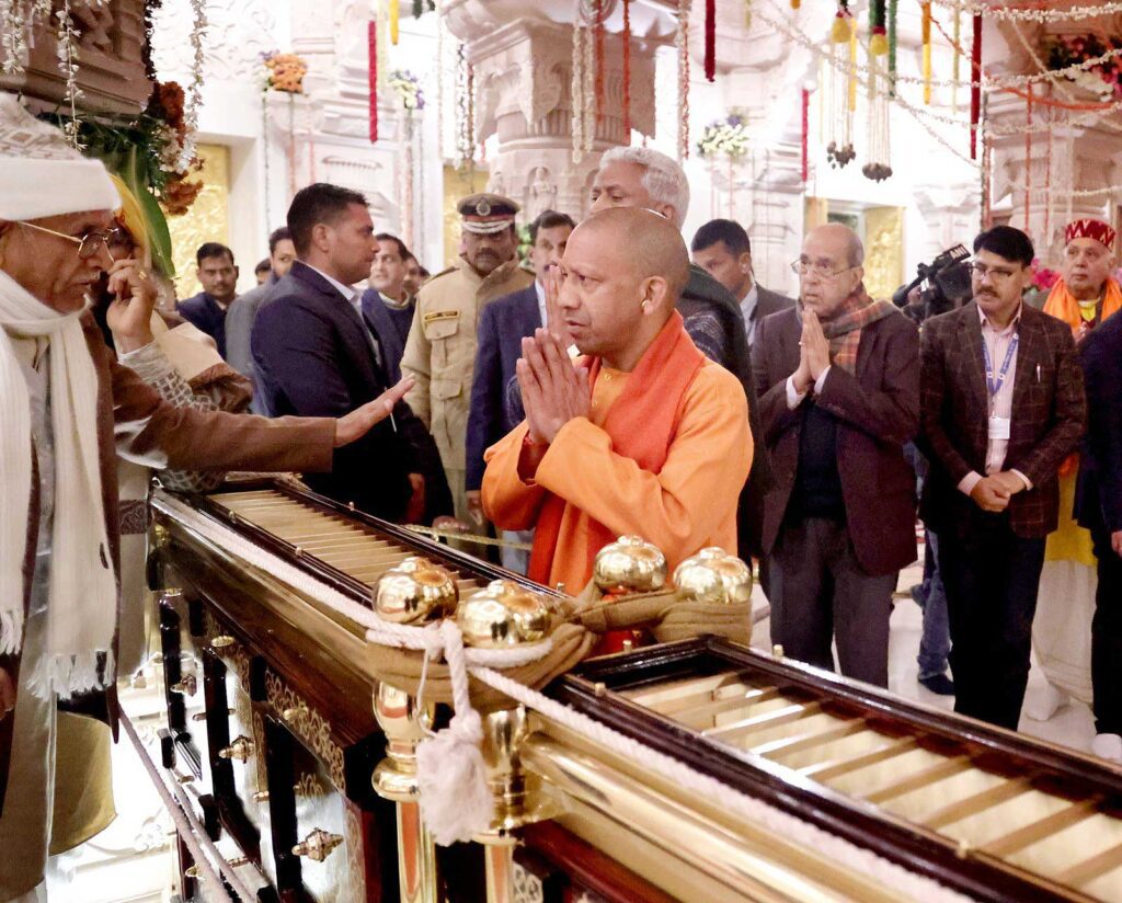 अयोध्या में उमड़ी आस्था, शयन आरती तक के लिए खोला गया मंदिर