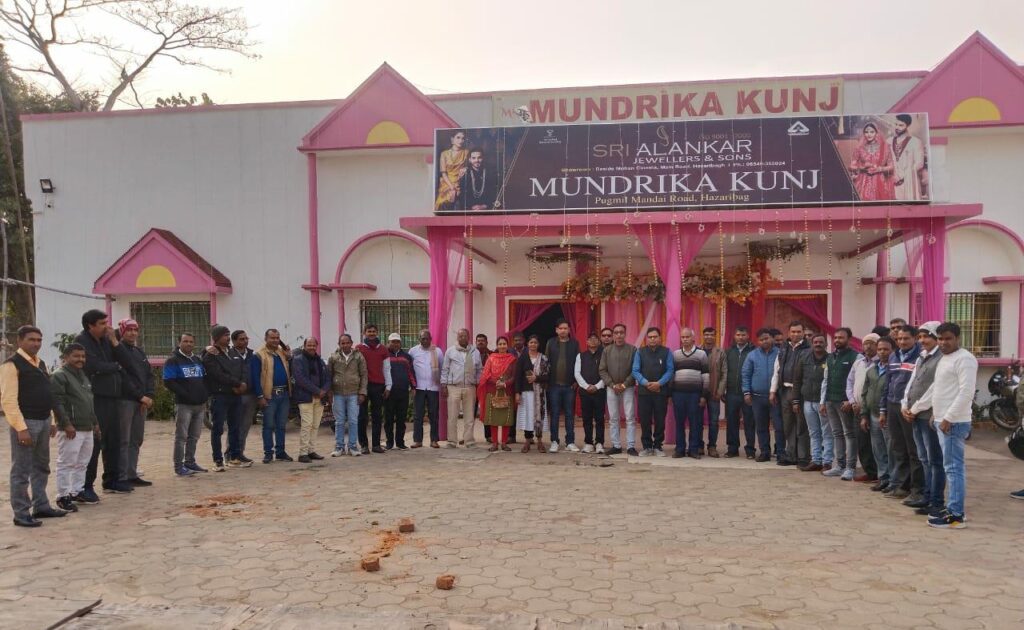 सहायक अध्यापकों ने जिला शिक्षा अधीक्षक के खिलाफ खोला मोर्चा