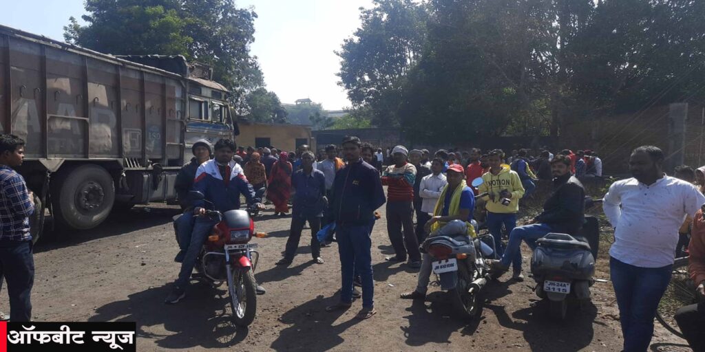 Ramgarh Crime News: रामगढ़ में दयाल स्टील प्लांट के लैब टेक्नीशियन की मौत पर बवाल, जाम किया फैक्टरी का गेट Ramgarh Crime News