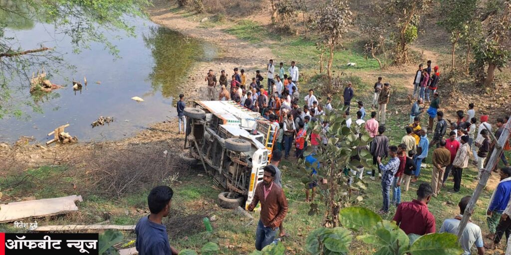 Garhwa News: गढ़वा में मजदूरों से भरी पिकअप वैन खाई में गिरी, 18 जख्मी,एक की मौत Garhwa News