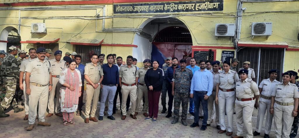 हजारीबाग सेंट्रल जेल में डीसी-एसपी का रेड