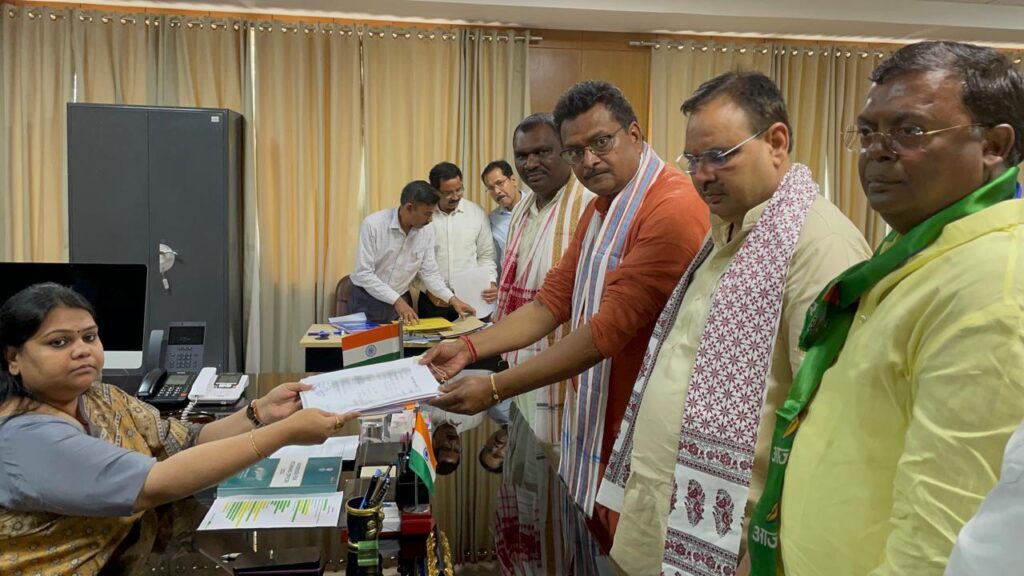 भाजपा प्रत्याशी मनीष जायसवाल ने किया नामांकन, रोड शो और सभा में दिखाई ताकत