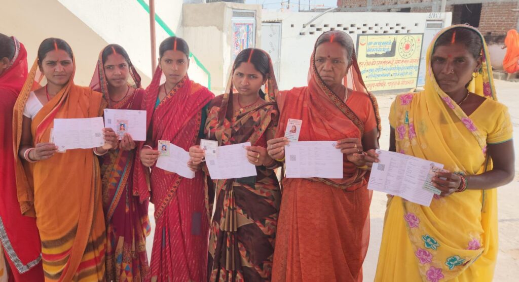 चतरा में अपराह्न तीन बजे तक 58 फीसदी मतदान, महिलाओं में विशेष उत्साह