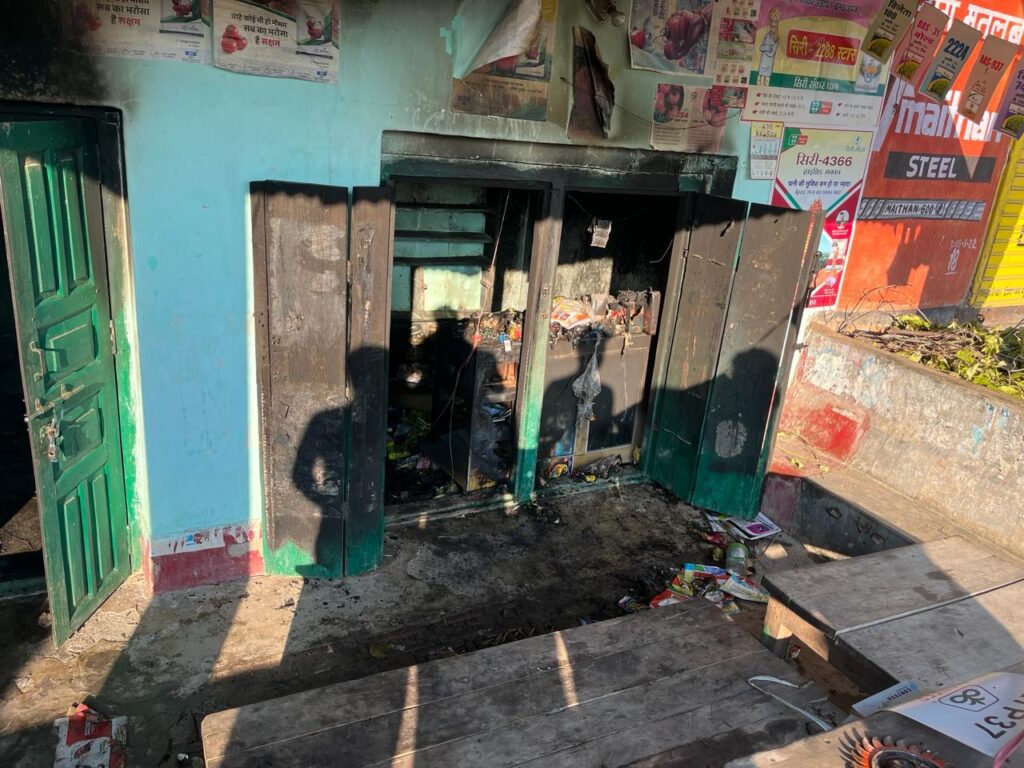 Latehar News: दुकान में चोरी करने आए 3 चोर आग में झुलसे, एक की मौत Latehar News