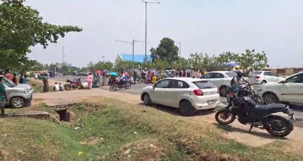 सरना समाज का चबूतरा तोड़ने के विरोध में एयरपोर्ट रोड जाम