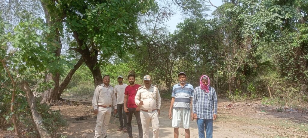 ‘ऑफबीट न्यूज’ इंपैक्ट: चमगादड़ों का हाल लेने पहुंचे वनरक्षी