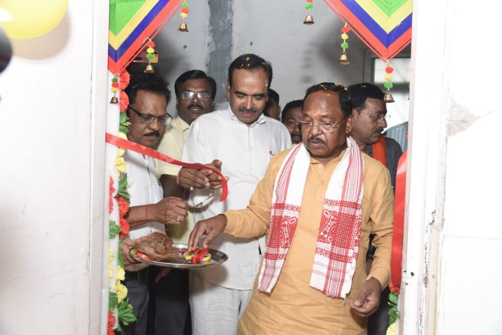 एक्स-रे मशीन का कृषि मंत्री रामविचार नेताम ने किया उद्घाटन