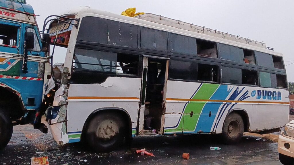 जामवंतपुर में बस और ट्रक की आमने-सामने से टक्कर में ड्राइवर सहित करीब एक दर्जन यात्री घायल