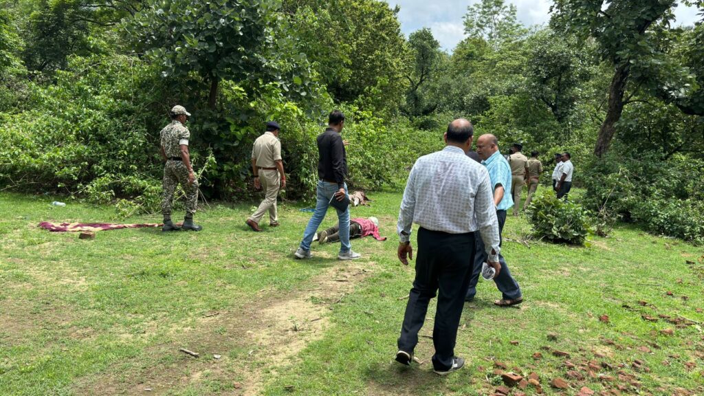 Sujit Swarnkar Murder: डूमरखी डबल मर्डर मामले में एसआईटी की टीम पहुंची बलरामपुर, शुरू की जांच Sujit Swarnkar Murder