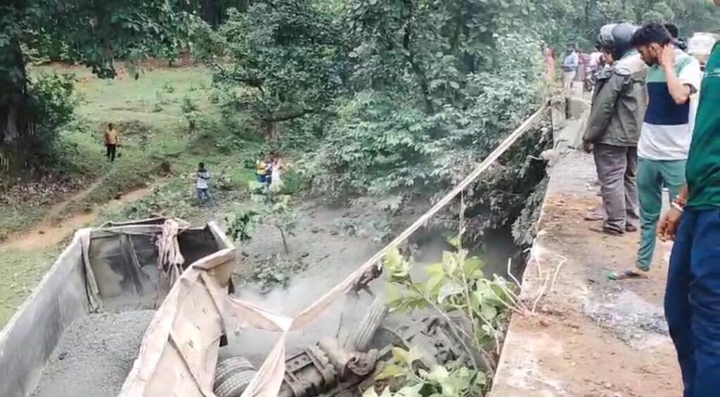 Semarsot Trailer Accident: अनियंत्रित ट्रेलर पुल के नीचे गिरा, 2 की मौत Semarsot Trailer Accident