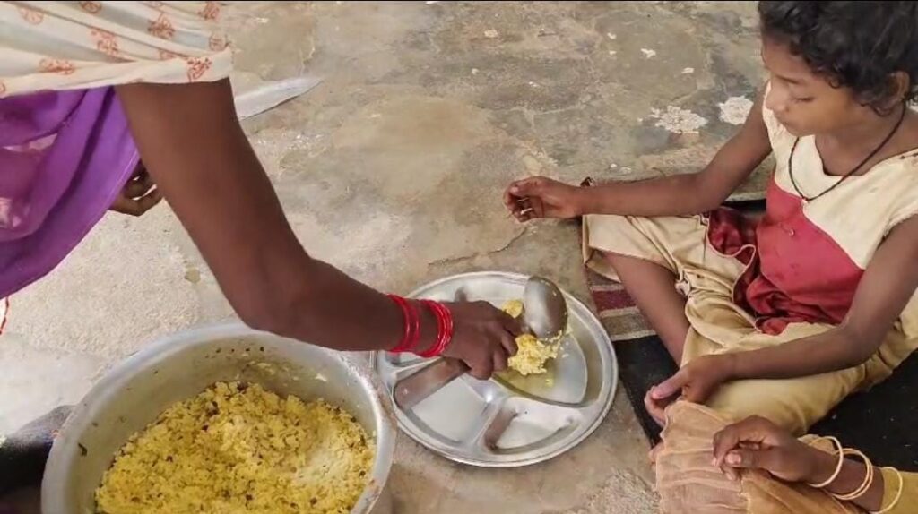 Mid Day Meal: जहां भूख से मौत की घटना पर पहुंचे थे पीएम, वहां बच्चों को परोसा जा रहा ऐसा खाना