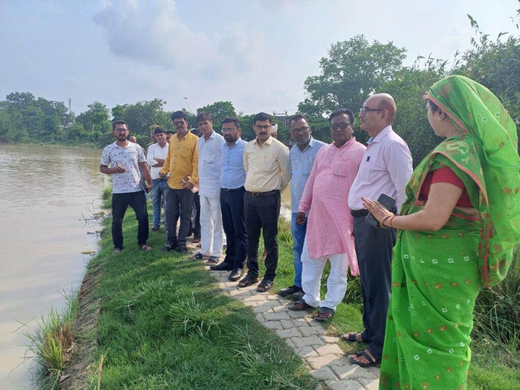 Ballia : बाढ़ से कटान की आशंका में घर छोड़ रहे तटवर्ती लोग