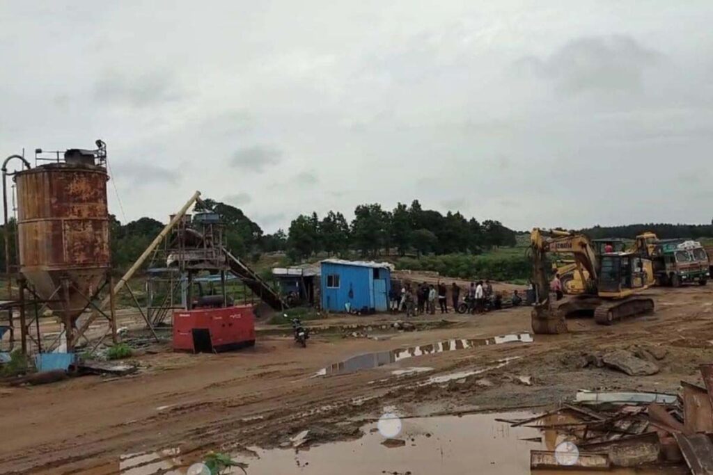 गुमला में बसिया-सिसई सड़क निर्माण के लिए बने कैंप पर उग्रवादी हमला, गाड़ियों के शीशे तोड़े और कर्मियों को पीटा