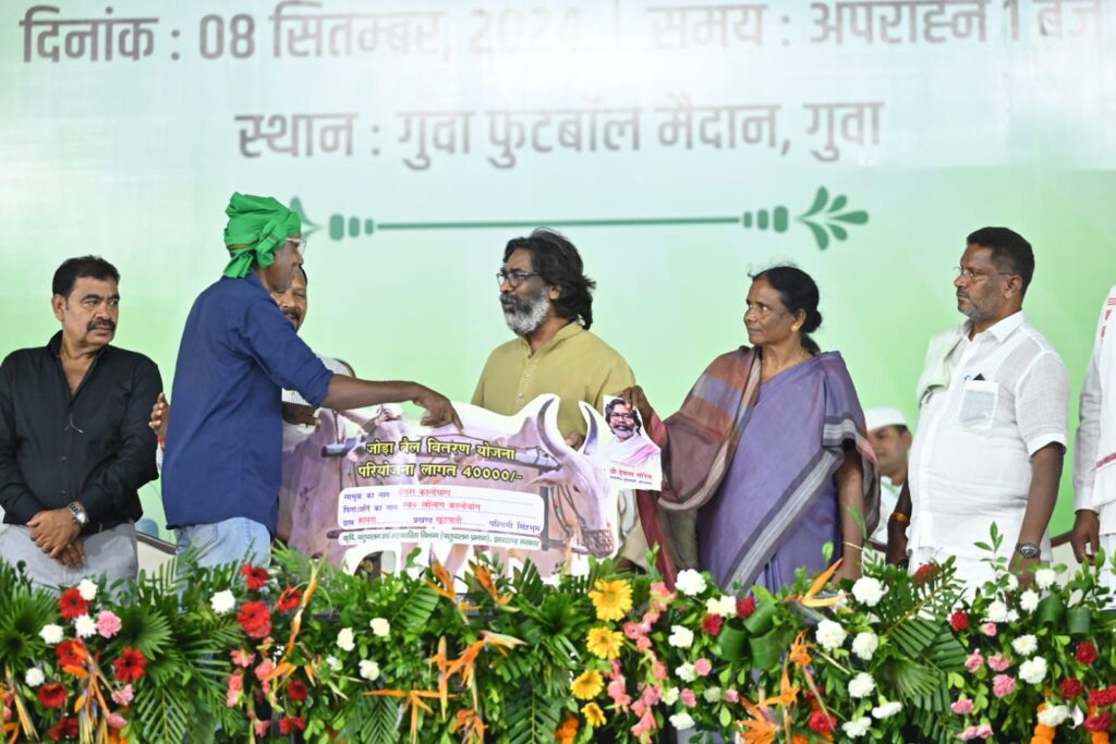 हेमंत सोरेन की गुवा गोलीकांड के शहीदों को श्रद्धांजलि, वनाधिकार पट्टे की दी सौगात