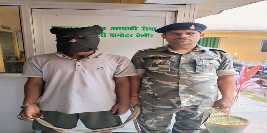 बाइक चुरा कर भाग रहे थे चोर, पुलिस ने दबोचा