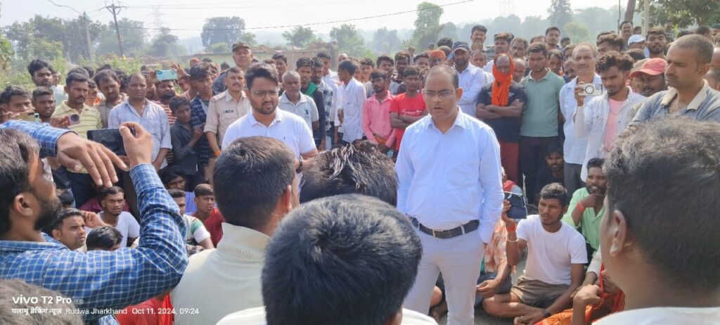 ट्रक ने बाइक सवार तीन लोगों को रौंदा, दादी-पोते की मौत, बेटा गंभीर