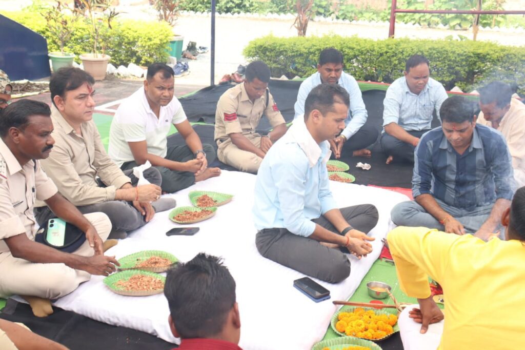 विजयदशमी पर बलरामपुर पुलिस ने किया शस्त्र पूजन, आमजन की रक्षा का लिया संकल्प